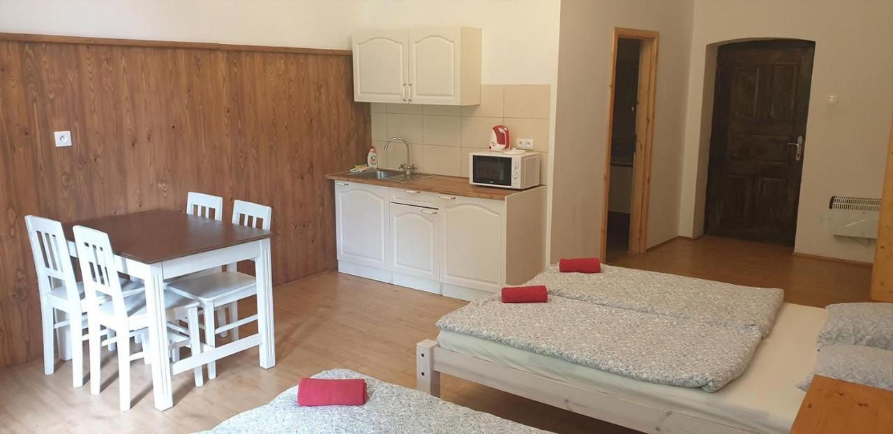 Penzion A Restaurace U Baby Subrovy Hotell Kokorin Exteriör bild